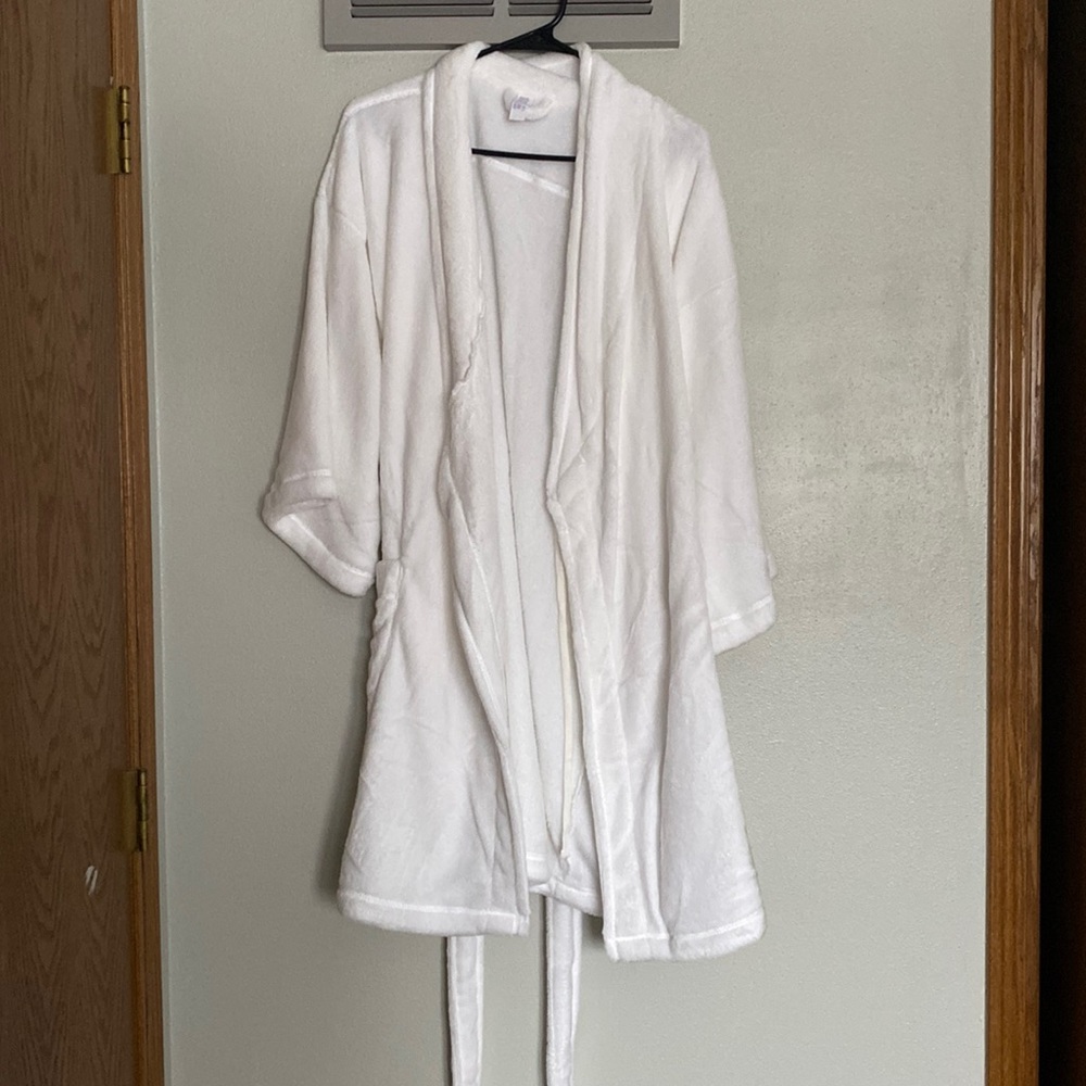 White Bathrobe, size M/L, tags on, never been worn
